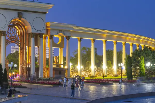 Almaty City Kazakistan 25 Mayıs 2025. Al Farabi Caddesi, Almaty 'deki Birinci Başkan Parkı.