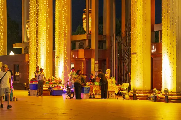 Almaty City Kazakistan 25 Mayıs 2025. Al Farabi Caddesi, Almaty 'deki Birinci Başkan Parkı.