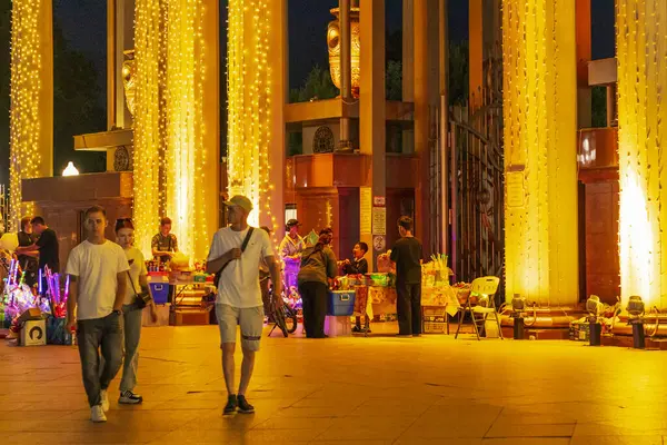 Almaty City Kazakistan 25 Mayıs 2025. Al Farabi Caddesi, Almaty 'deki Birinci Başkan Parkı.