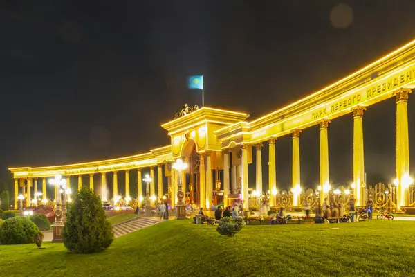 Almaty City Kazakistan 25 Mayıs 2025. Al Farabi Caddesi, Almaty 'deki Birinci Başkan Parkı.