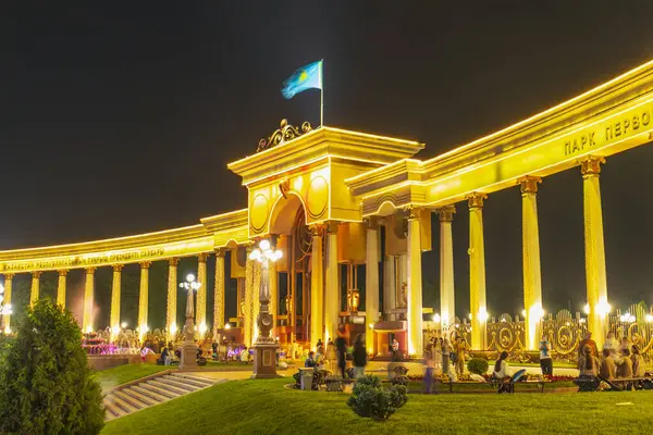 Almaty City Kazakistan 25 Mayıs 2025. Al Farabi Caddesi, Almaty 'deki Birinci Başkan Parkı.