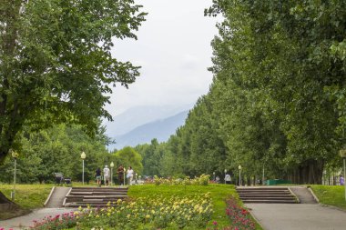  Almaty City Kazakistan 22 Haziran 2025. Al Farabi Caddesi, Almaty 'deki Birinci Başkan Parkı.