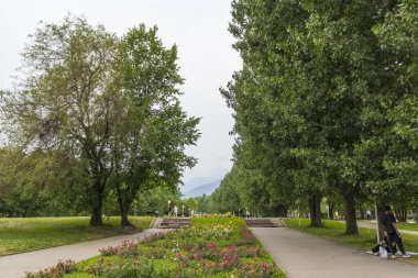  Almaty City Kazakistan 22 Haziran 2025. Al Farabi Caddesi, Almaty 'deki Birinci Başkan Parkı.