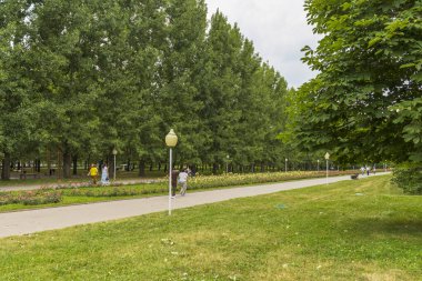  Almaty City Kazakistan 22 Haziran 2025. Al Farabi Caddesi, Almaty 'deki Birinci Başkan Parkı.