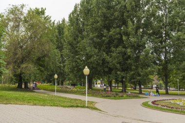  Almaty City Kazakistan 22 Haziran 2025. Al Farabi Caddesi, Almaty 'deki Birinci Başkan Parkı.