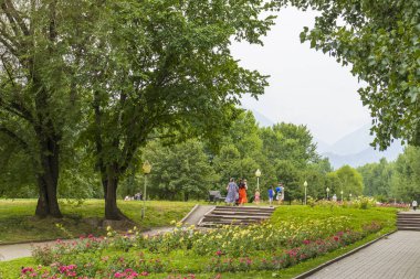  Almaty City Kazakistan 22 Haziran 2025. Al Farabi Caddesi, Almaty 'deki Birinci Başkan Parkı.