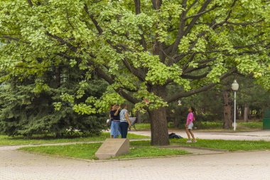  Almaty City Kazakistan 22 Haziran 2025. Al Farabi Caddesi, Almaty 'deki Birinci Başkan Parkı.