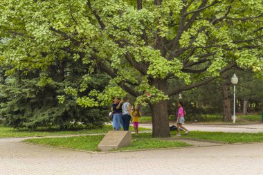  Almaty City Kazakistan 22 Haziran 2025. Al Farabi Caddesi, Almaty 'deki Birinci Başkan Parkı.