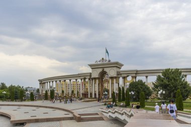  Almaty City Kazakistan 22 Haziran 2025. Al Farabi Caddesi, Almaty 'deki Birinci Başkan Parkı.