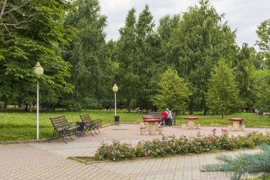  Almaty City Kazakistan 22 Haziran 2025. Al Farabi Caddesi, Almaty 'deki Birinci Başkan Parkı.
