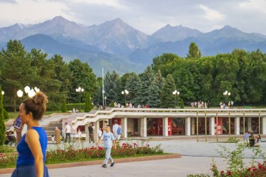 Almaty City Kazakistan 3 Temmuz 2025. Al Farabi Caddesi, Almaty 'deki Birinci Başkan Parkı.
