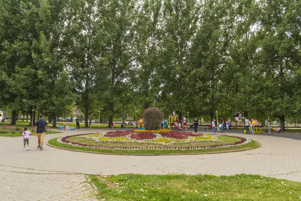  Almaty City Kazakistan 22 Haziran 2025. Al Farabi Caddesi, Almaty 'deki Birinci Başkan Parkı.