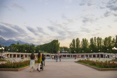 Almaty City Kazakistan 3 Temmuz 2025. Al Farabi Caddesi, Almaty 'deki Birinci Başkan Parkı.