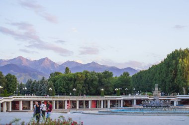 Almaty City Kazakistan 3 Temmuz 2025. Al Farabi Caddesi, Almaty 'deki Birinci Başkan Parkı.