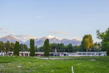 Almaty City Kazakistan 3 Temmuz 2025. Al Farabi Caddesi, Almaty 'deki Birinci Başkan Parkı.