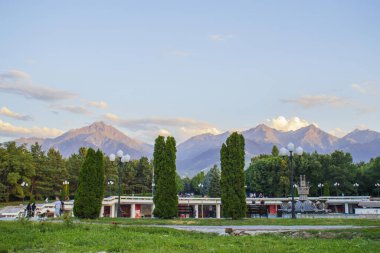 Almaty City Kazakistan 3 Temmuz 2025. Al Farabi Caddesi, Almaty 'deki Birinci Başkan Parkı.