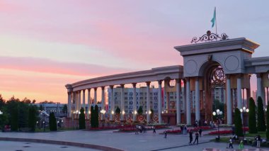 Almaty City Kazakistan 2 Haziran 2025. Al Farabi Caddesi, Almaty 'deki Birinci Başkan Parkı.
