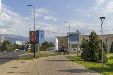 Al Farabi Bulvarı 12 metrelik Nades adlı heykel. Uluslararası üne sahip İspanyol sanatçı Jaume Plensa tarafından yaratıldı. 20 Temmuz 2025 Almatı, Kazakistan