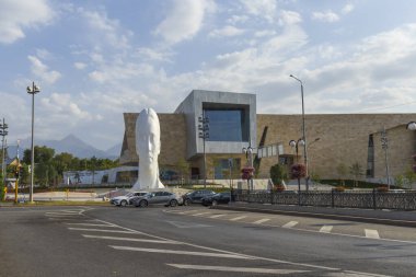 Al Farabi Bulvarı 12 metrelik Nades adlı heykel. Uluslararası üne sahip İspanyol sanatçı Jaume Plensa tarafından yaratıldı. 20 Temmuz 2025 Almatı, Kazakistan