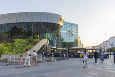 Modern Dostyk Plaza Alışveriş Merkezi. 20 Temmuz 2025 Almatı, Kazakistan