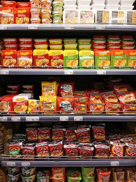 Dükkanda hazır erişteli raflar