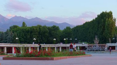 Almaty City Kazakistan 3 Temmuz 2025. Al Farabi Caddesi, Almaty 'deki Birinci Başkan Parkı.