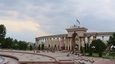 Almaty City Timelapse, Kazakistan. 22 Haziran 2025. Al Farabi Caddesi, Almaty 'deki Birinci Başkan Parkı.