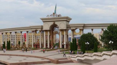 Almaty City Timelapse, Kazakistan. 22 Haziran 2025. Al Farabi Caddesi, Almaty 'deki Birinci Başkan Parkı.