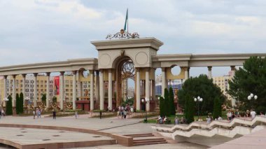 Almaty Şehri Kazakistan. 22 Haziran 2025. Al Farabi Caddesi, Almaty 'deki Birinci Başkan Parkı.