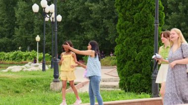 Almaty Şehri Kazakistan. 22 Haziran 2025. Al Farabi Caddesi, Almaty 'deki Birinci Başkan Parkı.