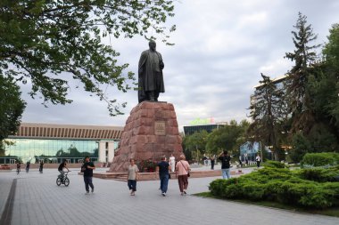Ünlü Kazak şair ve yazar Abay Kunanbayevat 'ın merkez meydanı. Almaty, Kazakistan, 12 Ağustos 2025 