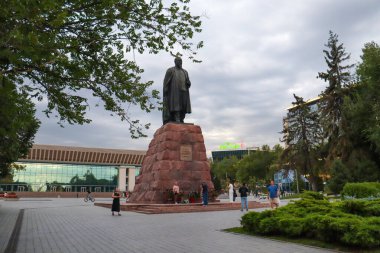Ünlü Kazak şair ve yazar Abay Kunanbayevat 'ın merkez meydanı. Almaty, Kazakistan, 12 Ağustos 2025 