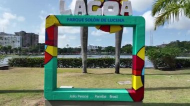 Joao Pessoa Paraiba şehir merkezinde. Joao Pessoa Brezilya şehri. Joao Pessoa Brezilya şehir merkezindeki turistik göl manzarası. Şehrin en ünlü gölü. Tropik seyahat. Seyahat arazisi.