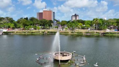 Brezilya 'nın Paraiba eyaletindeki Joao Pessoa şehrinin göl turizminin havadan manzarası. Kuzeydoğu Brezilya. Şehrin ünlü gölü. Şehir manzarası Joao Pessoa Paraiba. Joao Pessoa Brezilya şehir merkezi.