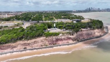 Brezilya 'nın kuzeydoğusundaki Joao Pessoa Paraiba' nın turistik Cabo Branco deniz feneri. Joao Pessoa Brezilya. Şehrin turizm simgelerinin hava manzarası. Seyahat arazisi. Tropik seyahat. Yaz manzarası.