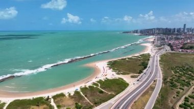 Natal 'ın başkenti Rio Grande do Norte' deki sahil manzarası. Brezilya Kuzeydoğu. Şehir merkezinin ve binaların arka planı. Seyahat güzergahı. Tatil manzarası.