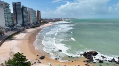 Natal 'ın başkenti Rio Grande do Norte' de plaj sahnesi. Brezilya Kuzeydoğu. Natal Rio Grande do Norte Brazil 'deki sahil manzarası. Tropik bir manzara. Sakin sahne.