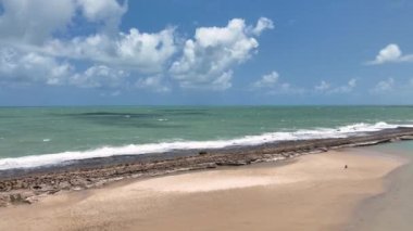 Natal 'ın başkenti Rio Grande do Norte' deki doğa plajı. Brezilya Kuzeydoğu. Şehir merkezinin ve binaların arka planı. Seyahat yerleri. Tatil manzarası.