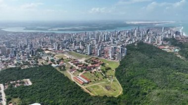 Brezilya 'nın Rio Grande do Norte eyaletindeki Natal sahil şehrinin panoramik hava manzarası. Natal Brazil şehir merkezi. Şehir manzarası Natal Rio Grande do Norte.