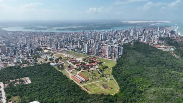 ブラジルのリオ グランデ ノルテ州の沿岸都市のダウンタウンのパノラマ航空風景 ブラジルのダウンタウン 都市景観 ナチュラル グランデ ノルテ — ストック動画