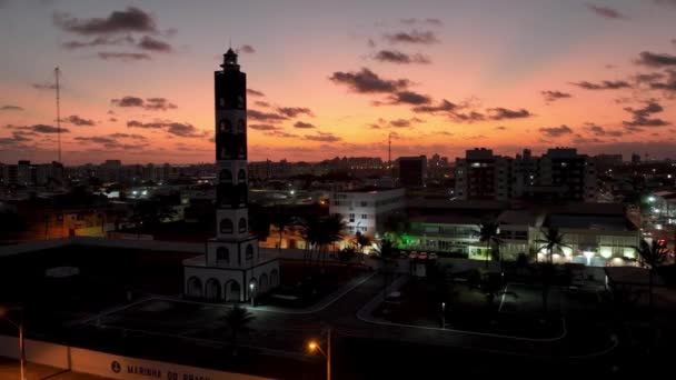 日落在Aracaju Sergipe Aracaju巴西 位于巴西Sergipe市Aracaju首府的Atalaia灯塔的空中日落景观 旅行目的地 夕阳西下灯塔夕阳西下 — 图库视频影像
