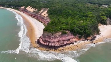 Rio Grande do Norte 'deki Pipa Sahili' ndeki manzara kayalıkları. Brezilya Kuzeydoğu. Tatil manzarası. Cennet manzarası. Rio Grande do Norte 'deki Pipa Plajı. Sahildeki manzaralı uçurumlar. Brezilya Kuzeydoğu.