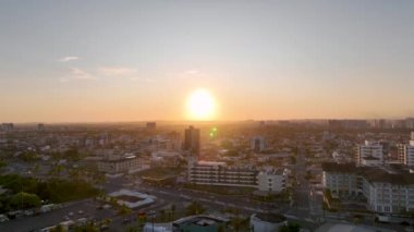 Sergipe Brezilya 'daki Aracaju' da Atalaia Sahili 'nin hava batımı manzarası. Seyahat güzergahı. Gün batımı gökyüzü. Deniz feneri günbatımı silüeti. Sahil şehri manzarası. Turuncu arkaplan.
