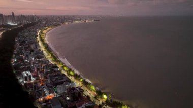 Paraiba Eyaleti 'nin ünlü şehri Joao Pessoa' nın günbatımı panoramik manzarası. Sunset Landmark ufuk çizgisi şehri. Günbatımı şehri Joao Pessoa Paraiba. Joao Pessoa Brezilya şehir merkezinde gün batımı.