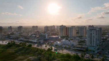 Aracaju Sergipe. Aracaju Brezilya. Brezilya 'nın Aracaju başkenti Sergipe' deki Atalaia Sahili 'nin geniş gün batımı manzarası. Seyahat güzergahı. Tropik bir manzara. Brezilya Kuzeydoğu. Gün batımı gökyüzü plajı.