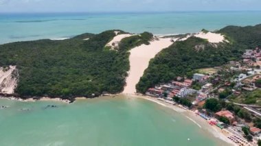 Rio Grande do Norte Brazil 'deki Natal' daki Ponta Negra Plajı 'nda Kel Tepe. Tropik bir manzara. Natal 'ın başkenti Rio Grande do Norte' deki sahil manzarası. Brezilya Kuzeydoğu. Natal Rio Grande do Norte.