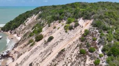 Rio Grande do Norte Brazil 'deki Natal' daki Ponta Negra Plajı 'nda Kel Tepe. Tropik bir manzara. Natal 'ın başkenti Rio Grande do Norte' deki sahil manzarası. Brezilya Kuzeydoğu. Natal Rio Grande do Norte.