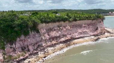 Rio Grande do Norte 'deki Pipa Sahili' ndeki manzara kayalıkları. Brezilya Kuzeydoğu. Tatil manzarası. Cennet manzarası. Rio Grande do Norte 'deki Pipa Plajı. Sahildeki manzaralı uçurumlar. Brezilya Kuzeydoğu.