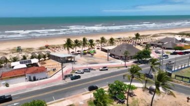 Aracaju Sergipe. Aracaju Brezilya. Brezilya 'nın Aracaju başkenti Sergipe' deki geniş Aruana Sahili. Seyahat güzergahı. Tropik bir manzara. Brezilya Kuzeydoğu. Plaj sahnesi.