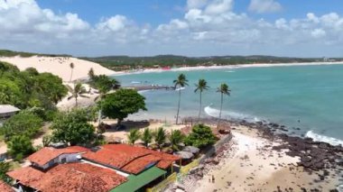 Brezilya 'nın kuzeydoğusunda Rio Grande do Norte' deki ünlü Genipabu Sahili. Sahildeki çarpıcı körfez su vahası. Tropik yaz manzarası. Rio Grande do Norte 'deki Genipabu Plajı. Brezilya Kuzeydoğu.
